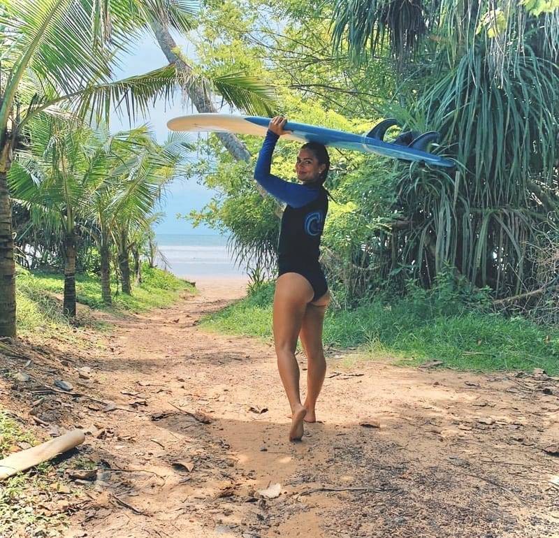 Surfer auf einer Welle in der Weligama Bay an Sri Lankas Südküste