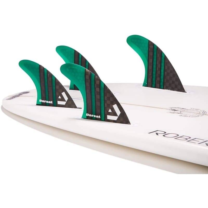 Nahaufnahme eines grünen Carbon-Thruster-Finnensets an einem weißen Surfboard