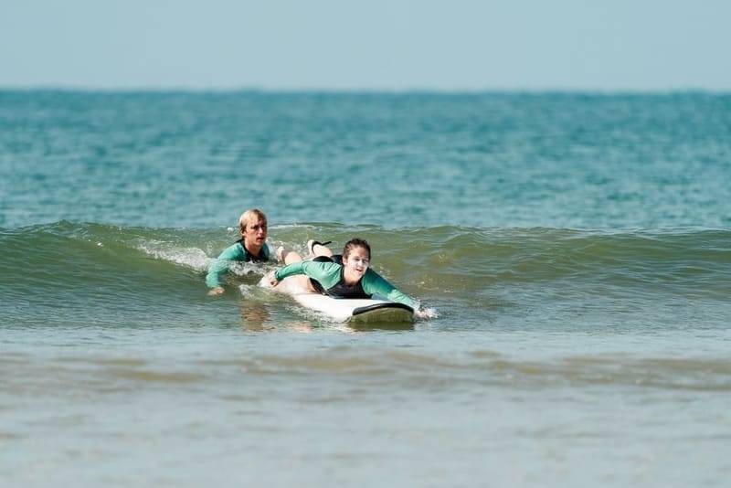 Anfänger-Surfkurs im flachen Wasser der Weligama Bay, Sri Lanka