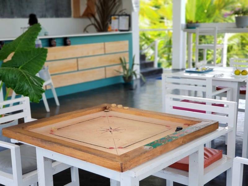 Carrom-Brett im offenen Gemeinschaftsbereich des The Surfer TS2 Camp, Weligama