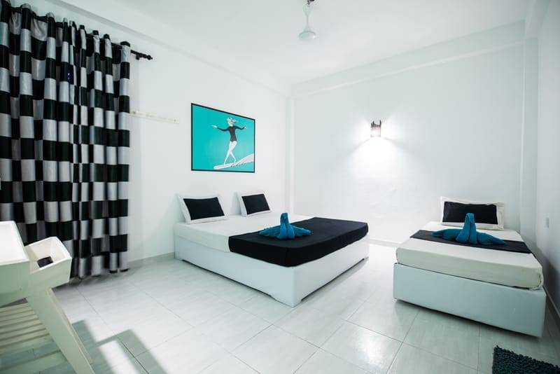 Privates Dreibettzimmer im The Surfer TS2 Camp, Weligama, Sri Lanka – Foto 1