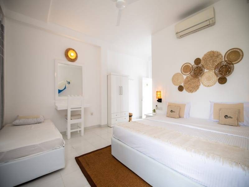 Privates Doppel-/Zweibettzimmer mit eigenem Bad im The Surfer Beach Camp, Weligama, Sri Lanka – Foto 1