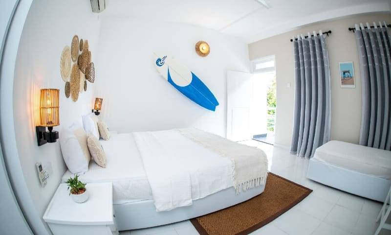Privates Dreibettzimmer mit eigenem Bad im The Surfer Beach Camp, Weligama, Sri Lanka – Foto 1