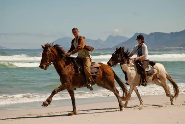 Zwei Reiter zu Pferd am Strand von Tamraght, Marokko