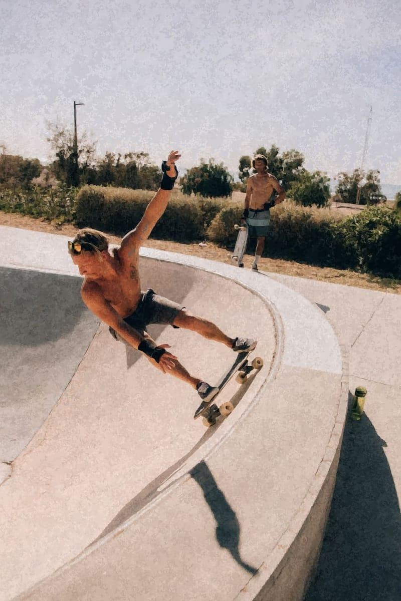 Ein Skateboarder im Betonbowl des Skateparks von Tamraght, Marokko