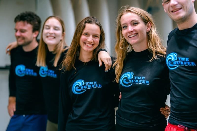 Das Team von The Surfer in Team-Shirts im Camp in Weligama, Sri Lanka